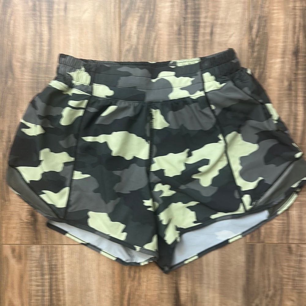 Like New Lululemon Camo Shorts Size 4 - Picture 1 of 3